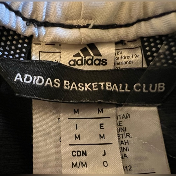 ADIDAS SIGNATURE SHORTS FOR BASKETBALL .         SIZE MEDIUM.   BLACK AND WHITE - Picture 7 of 7